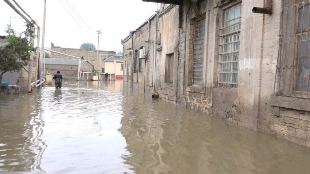В Баку спасатели эвакуировали 77 человек из затопленных домов